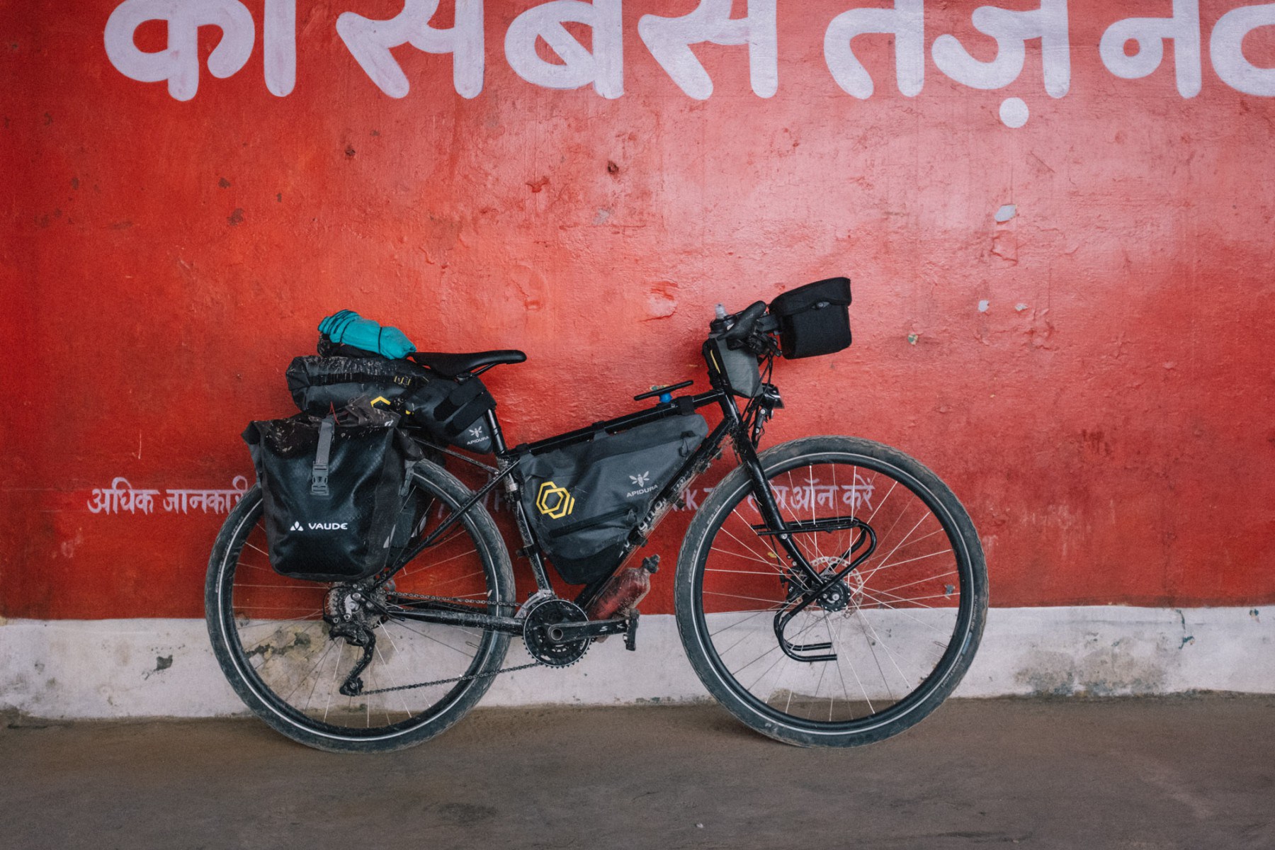 Sabina's Avaghon S28 hybrid biketouring and bikepacking setup, Vaude and Apidura