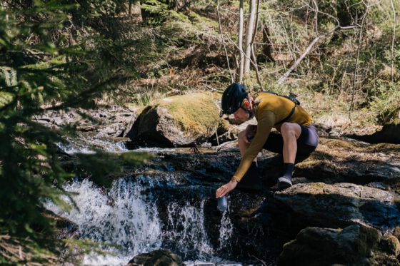 Robin Patijn from Farawayistan filling his water bottle in nature in Dalsland