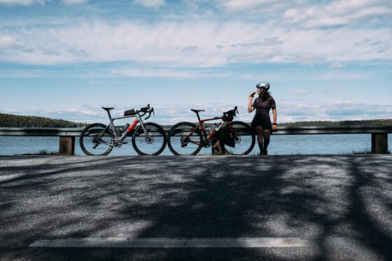 3T Exploro gravel bikes and gravel cyclist next to lake in Dalsland