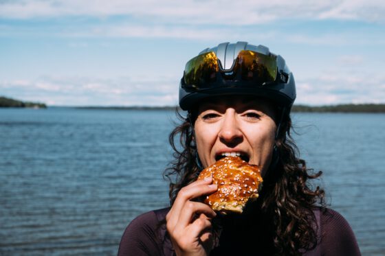 Sabina Knezevic from Farawayistan eating a Kanelbulle in the packed lunch from Upperud9:9 for hiking and cycling