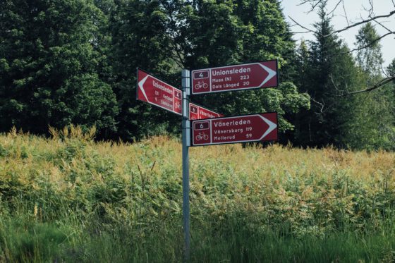 Directional signpost in Dalsland showing long-distance cycling routes like Unionleden and Dalslandleden