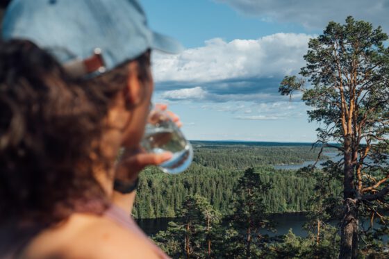 Hiker taking a break on the Sörknatten trail in Dalsland — Sabina resting and drinking water in the shade