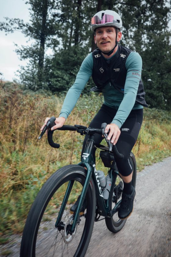 Smiling gravel cyclist on a Ridley bike during a ride in the Harz Mountains.